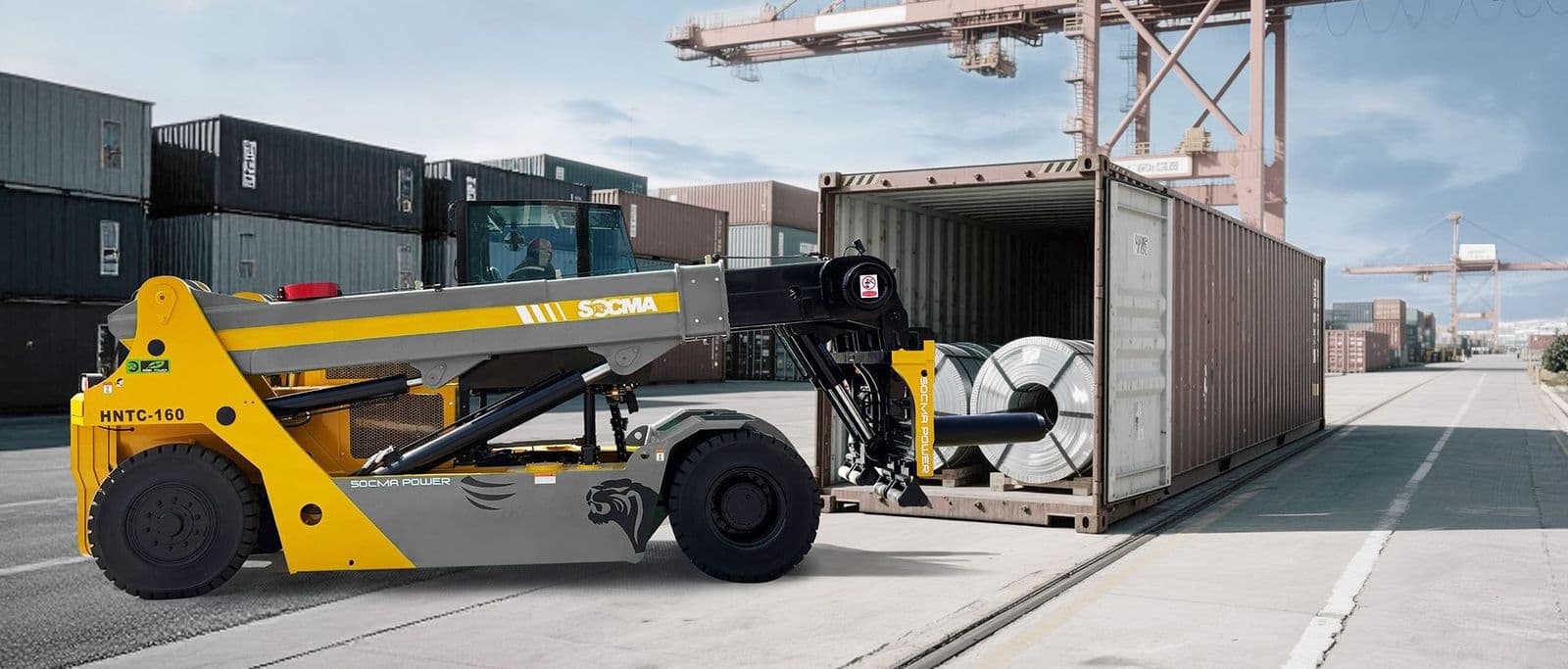 Reach stacker SOCMA carregando contêiner em terminal